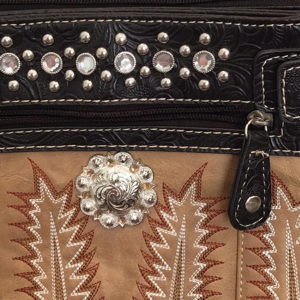 % Western-style bejeweled shoulder bag